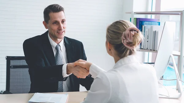 Buscador Emprego Gerente Aperto Mão Reunião Entrevista Emprego Escritório Corporativo — Fotografia de Stock