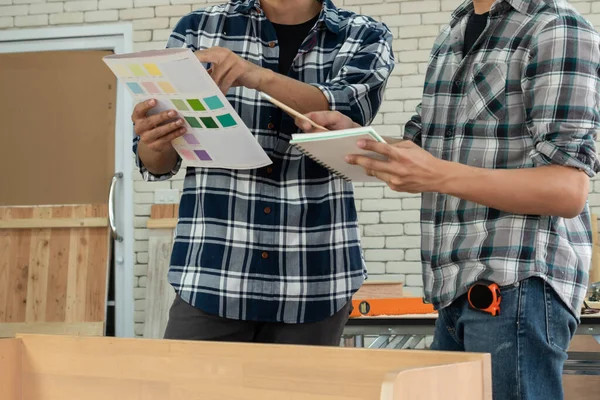 Tischler Der Einer Werkstatt Mit Holzhandwerk Beschäftigt Ist Baumaterial Oder — Stockfoto