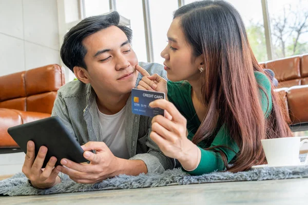 Young Couple Use Credit Card Online Shopping Internet Website Home — Stock Photo, Image