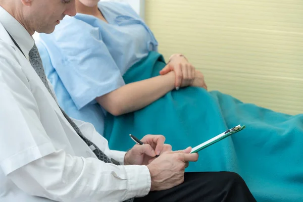 Doutor Uniforme Profissional Examinando Paciente Hospital Clínica Médica Conceito Serviço — Fotografia de Stock