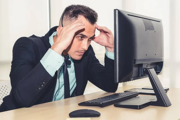 Gente Negocios Que Usa Auriculares Siente Infeliz Trabajando Oficina Falla —  Fotos de Stock