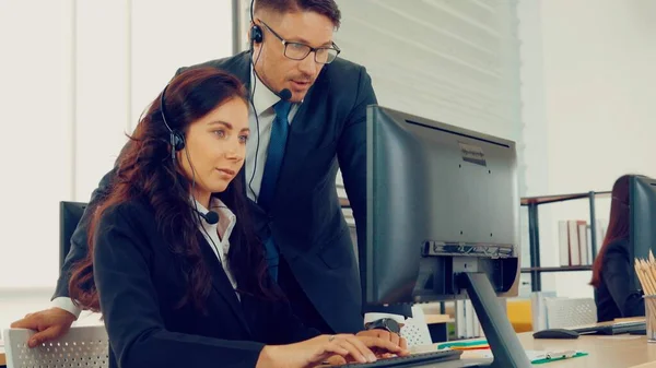 Gente Negocios Que Usa Auriculares Trabajando Oficina Para Apoyar Clientes —  Fotos de Stock