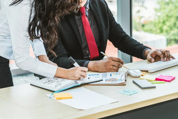 Due Uomini Affari Parlano Strategia Progettuale Nella Sala Riunioni Dell — Foto Stock