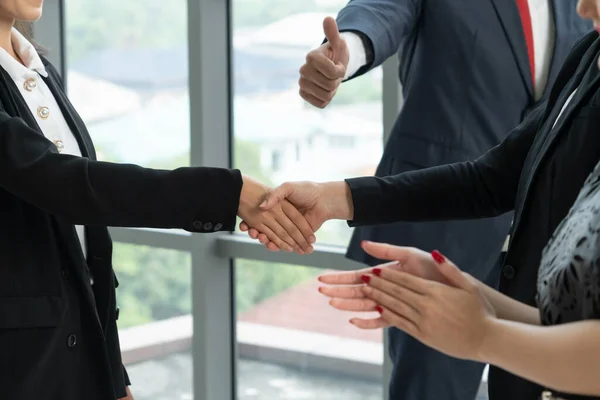 金融取引契約に関する専門的合意を示す事務所で握手をする営業担当者 — ストック写真