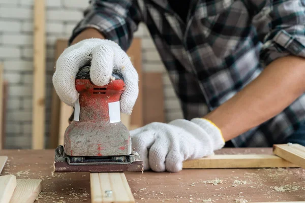 Tesař Pracující Dřevěných Řemeslech Dílně Výrobu Stavebního Materiálu Nebo Dřevěného — Stock fotografie