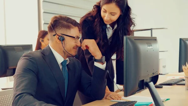 Zakenmensen Met Een Headset Die Kantoor Werken Klanten Collega Afstand — Stockfoto