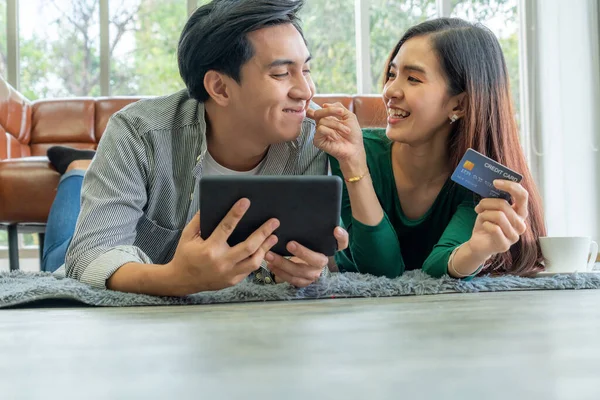 Pareja Joven Utiliza Tarjeta Crédito Para Las Compras Línea Sitio — Foto de Stock