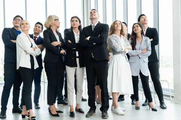 Uomini Affari Successo Piedi Insieme Mostrando Forte Rapporto Della Comunità — Foto Stock