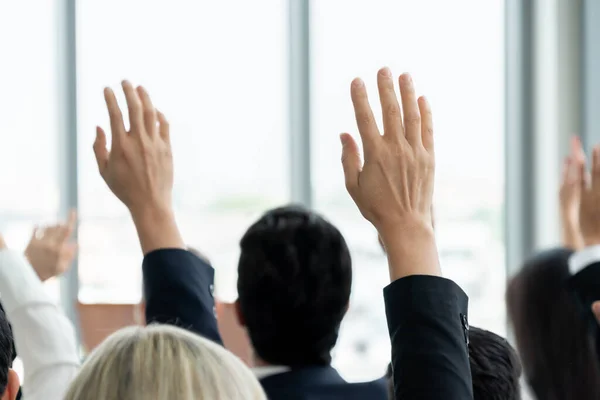 Gruppe Von Geschäftsleuten Trifft Sich Einer Seminarkonferenz Das Publikum Hört — Stockfoto