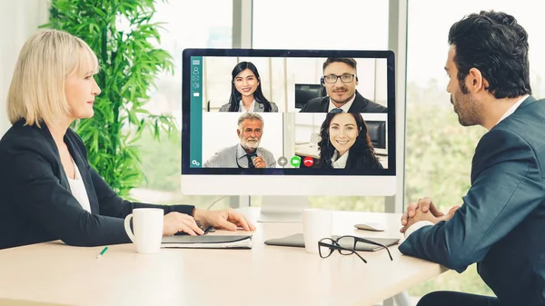 ビデオ通話グループビジネスの人々は 仮想職場やリモートオフィスで会う テレワーク会議は スマートビデオ技術を使用して専門的な企業ビジネスの同僚を通信する — ストック写真