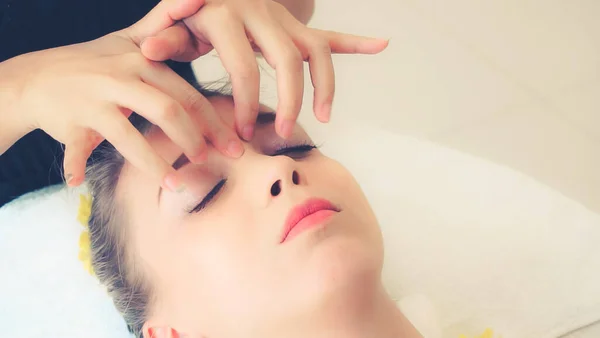 Mujer Relajada Tumbada Cama Spa Para Tratamiento Spa Masaje Facial — Foto de Stock