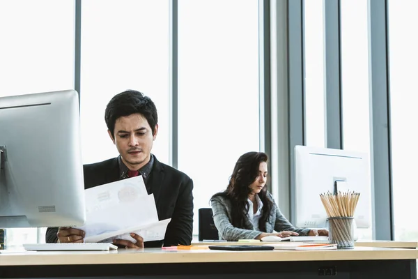 Gente Negocios Trabajando Mesa Moderna Sala Oficina Mientras Analizan Informe — Foto de Stock