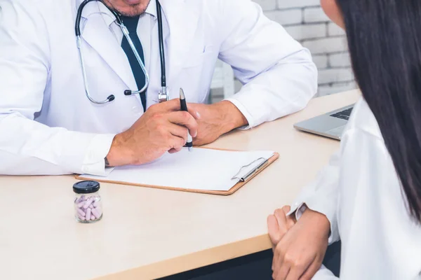 Medico Uniforme Professionale Che Esamina Paziente Ospedale Clinica Medica Concetto — Foto Stock