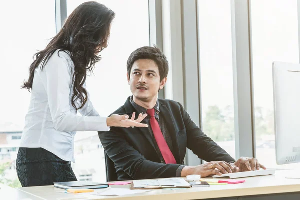 Dos Empresarios Hablan Estrategia Del Proyecto Sala Reuniones Oficina Empresario — Foto de Stock