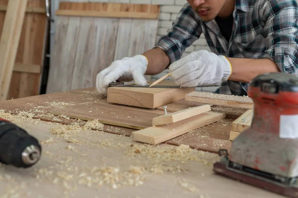 Falegname Che Lavora Artigianato Legno Officina Produrre Materiale Costruzione Mobili — Foto Stock