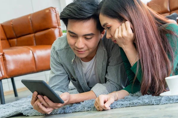 아시아 부부는 거실의 양탄자 태블릿 사랑과 — 스톡 사진