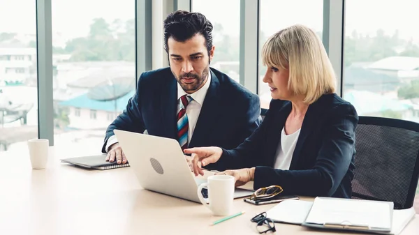 Twee Zakenmensen Praten Projectstrategie Kantoor Zakenman Bespreken Projectplanning Met Collega — Stockfoto