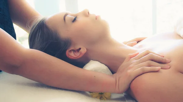 Ontspannen Vrouw Krijgt Schoudermassage Luxe Spa Door Professionele Massage Therapeut — Stockfoto