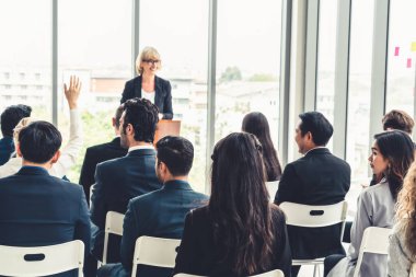 Bir grup iş adamı seminer konferansında toplanıyor. Seyirciler, çalışanların eğitim seanslarındaki eğitmenleri dinliyor. Uzman konuşmacı ile ofis çalışanları toplantısı .