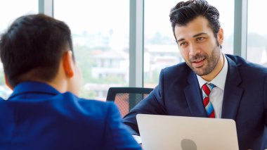 Şirket ofisindeki yönetici ve mülakatçıyla iş görüşmesinde iş arayan biri. Profesyonel kariyer fırsatı arayan genç mülakatçı. İnsan kaynakları ve adam toplama kavramı.