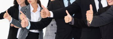 Başarılı iş adamları, işçi toplumunun güçlü ilişkilerini göstermek için bir arada duruyorlar. Modern ofiste güçlü bir takım çalışması sergileyen iş adamı ve iş kadınlarından oluşan bir ekip..