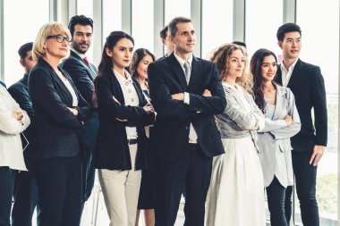 Başarılı iş adamları, işçi toplumunun güçlü ilişkilerini göstermek için bir arada duruyorlar. Modern ofiste güçlü bir takım çalışması sergileyen iş adamı ve iş kadınlarından oluşan bir ekip..