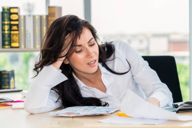 Mutsuz iş adamları ofiste iş sorununu tartışıyorlar. İşletme iflas ve kayıp kavramı .