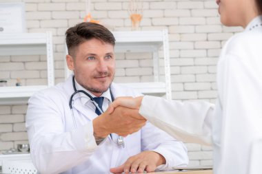 Profesyonel üniformalı doktor hastanedeki ya da klinikteki hastayı muayene ediyor. Sağlık, sağlık ve doktor hizmetleri konsepti.