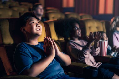 İnsanlar sinema sinemasında film izlerler. Grup eğlence etkinliği ve eğlence konsepti.