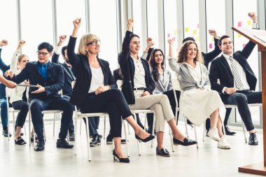 Bir grup iş adamı seminer konferansında toplanıyor. Seyirciler, çalışanların eğitim seanslarındaki eğitmenleri dinliyor. Uzman konuşmacı ile ofis çalışanları toplantısı .