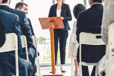 Bir grup iş adamı seminer konferansında toplanıyor. Seyirciler, çalışanların eğitim seanslarındaki eğitmenleri dinliyor. Uzman konuşmacı ile ofis çalışanları toplantısı .