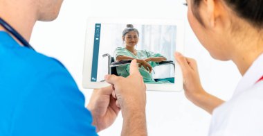 Doktor Teletıp Servisi sanal hasta sağlığı sohbetleri için çevrimiçi video. Canlı video çağrısı için internete bağlanan çevrimiçi mobil cihaz kullanarak evden uzak doktor sağlık danışmanı .