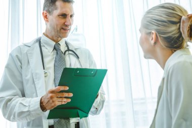 Profesyonel üniformalı doktor hastanedeki ya da klinikteki hastayı muayene ediyor. Sağlık, sağlık ve doktor hizmetleri konsepti.