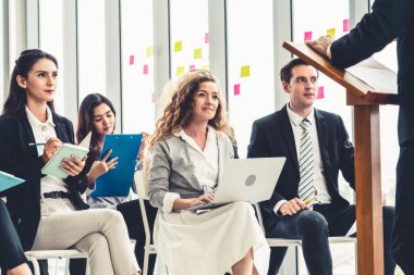 Bir grup iş adamı seminer konferansında toplanıyor. Seyirciler, çalışanların eğitim seanslarındaki eğitmenleri dinliyor. Uzman konuşmacı ile ofis çalışanları toplantısı .