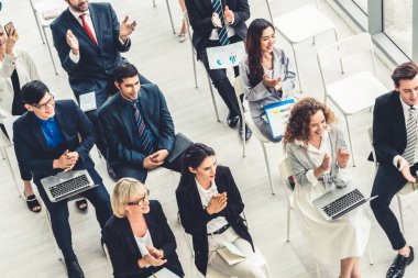 Bir grup iş adamı seminer konferansında toplanıyor. Seyirciler, çalışanların eğitim seanslarındaki eğitmenleri dinliyor. Uzman konuşmacı ile ofis çalışanları toplantısı .