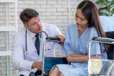 Profesyonel üniformalı doktor hastanedeki ya da klinikteki hastayı muayene ediyor. Sağlık, sağlık ve doktor hizmetleri konsepti.