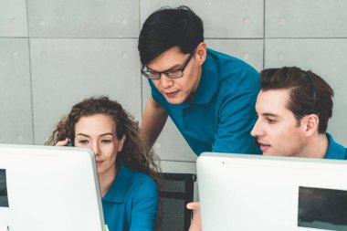 Ofiste çalışan kulaklık takan işadamları uzak müşteri ya da meslektaşlarını desteklemek için çalışıyorlar. Arama merkezi, tele pazarlama, müşteri destek acentesi telefon görüşmesinde hizmet sunar.