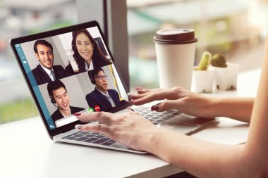 Sanal işyerinde ya da ücra bir ofiste iş görüşmeleri. Profesyonel iş dünyasındaki iş arkadaşınla iletişim kurmak için akıllı video teknolojisi kullanan telekonferans görüşmesi..