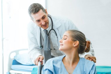 Profesyonel üniformalı doktor hastanedeki ya da klinikteki hastayı muayene ediyor. Sağlık, sağlık ve doktor hizmetleri konsepti.