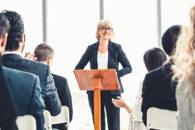 Bir grup iş adamı seminer konferansında toplanıyor. Seyirciler, çalışanların eğitim seanslarındaki eğitmenleri dinliyor. Uzman konuşmacı ile ofis çalışanları toplantısı .