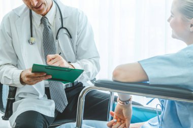 Profesyonel üniformalı doktor hastanedeki ya da klinikteki hastayı muayene ediyor. Sağlık, sağlık ve doktor hizmetleri konsepti.