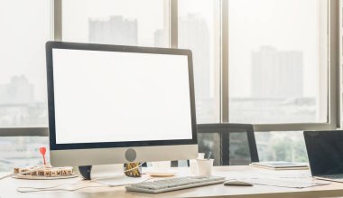 Tasarım için boş bilgisayar monitörü modern küçük ofis içi ya da ev içi ofislerde şablon oluşturur. Yaratıcı meslek için şık bir iş yeri.