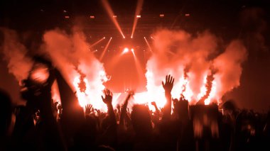 Mutlu insanlar gece kulübü DJ parti konserinde dans eder ve sahnede DJ 'den elektronik dans müziği dinlerler. Siluet dolu neşeli kalabalık 2020 yılbaşı partisini kutluyor. İnsanların yaşam tarzı DJ gece hayatı.