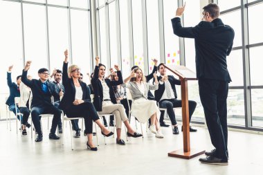 Bir grup iş adamı seminer konferansında toplanıyor. Seyirciler, çalışanların eğitim seanslarındaki eğitmenleri dinliyor. Uzman konuşmacı ile ofis çalışanları toplantısı .