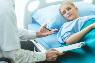 Profesyonel üniformalı doktor hastanedeki ya da klinikteki hastayı muayene ediyor. Sağlık, sağlık ve doktor hizmetleri konsepti.