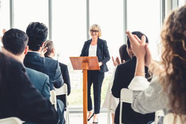 Bir grup iş adamı seminer konferansında toplanıyor. Seyirciler, çalışanların eğitim seanslarındaki eğitmenleri dinliyor. Uzman konuşmacı ile ofis çalışanları toplantısı .