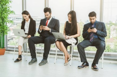 İş arayanlar ve başvuranlar koltuklarda röportaj için bekliyorlar. İş başvurusu ve işe alım mülakatı nitelik kavramı.