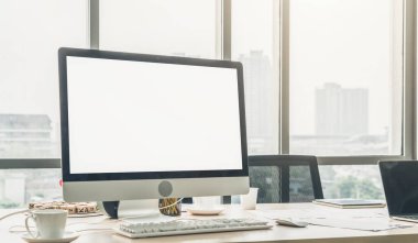 Tasarım için boş bilgisayar monitörü modern küçük ofis içi ya da ev içi ofislerde şablon oluşturur. Yaratıcı meslek için şık bir iş yeri.