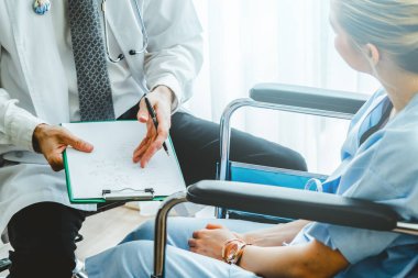 Profesyonel üniformalı doktor hastanedeki ya da klinikteki hastayı muayene ediyor. Sağlık, sağlık ve doktor hizmetleri konsepti.