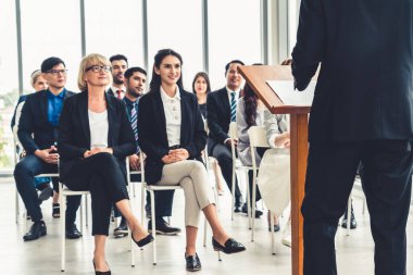 Bir grup iş adamı seminer konferansında toplanıyor. Seyirciler, çalışanların eğitim seanslarındaki eğitmenleri dinliyor. Uzman konuşmacı ile ofis çalışanları toplantısı .